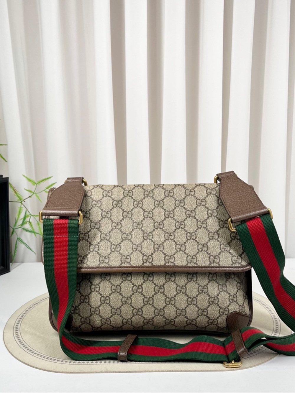 Gucci Beige & Brown GG Canvas Shoulder Bag with Gold Logo - Picture 2 of 6